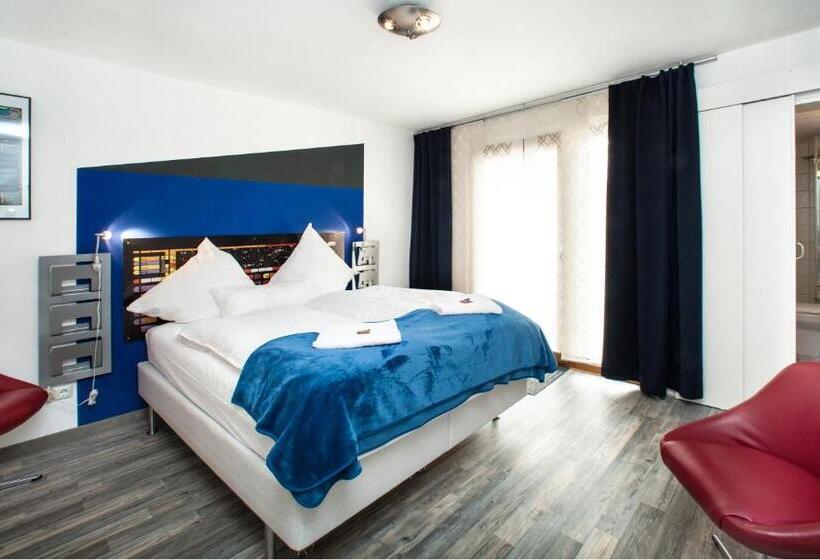 Номер Стандарт с Балконом, Hinter Den Spiegeln