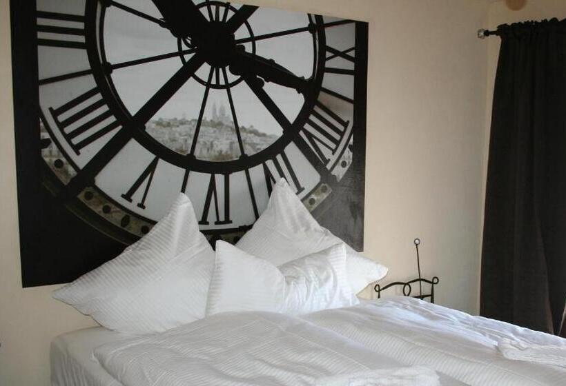 Номер Стандарт с Балконом, Hinter Den Spiegeln