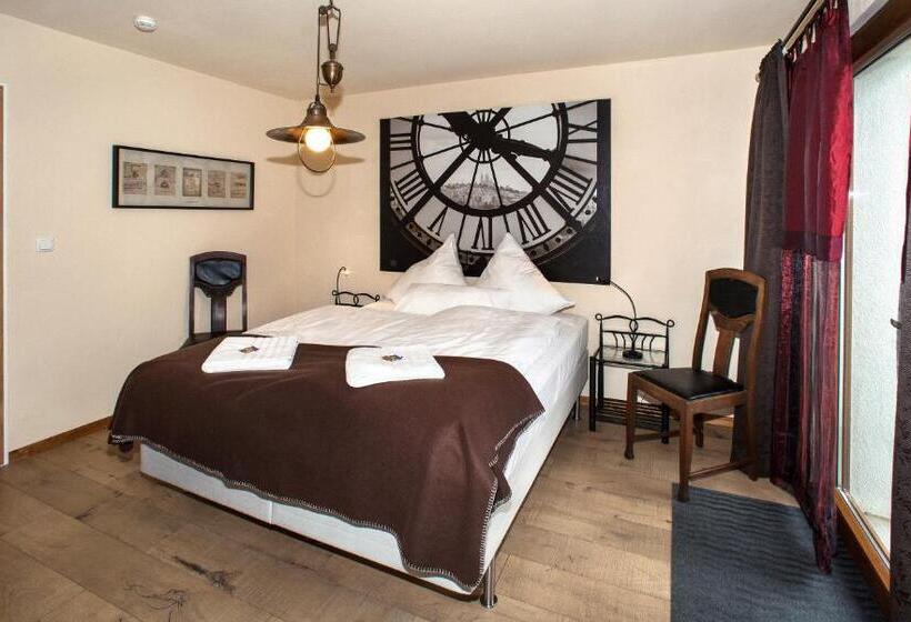 Номер Стандарт с Балконом, Hinter Den Spiegeln