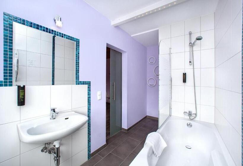 Номер Стандарт, Hinter Den Spiegeln