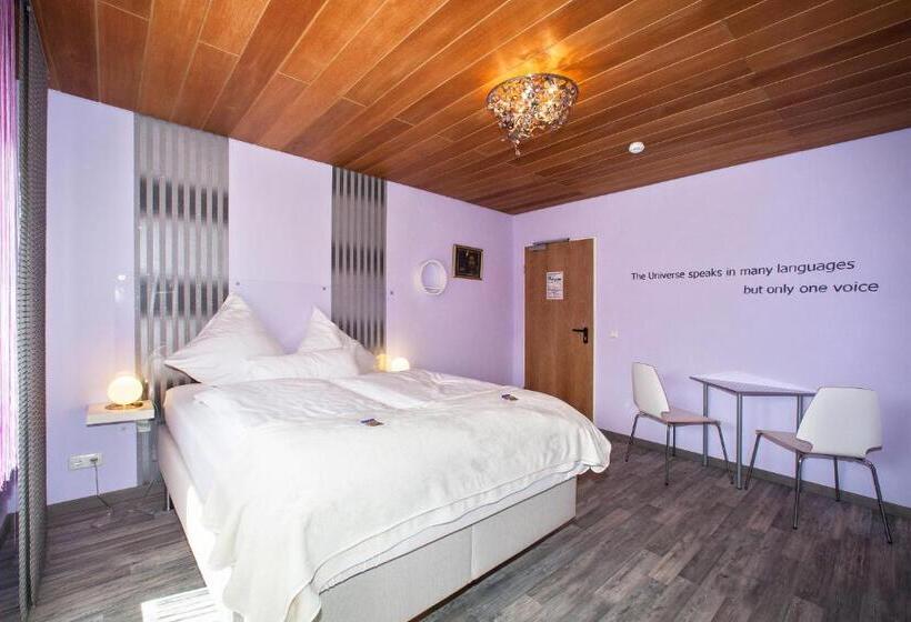 Номер Стандарт, Hinter Den Spiegeln