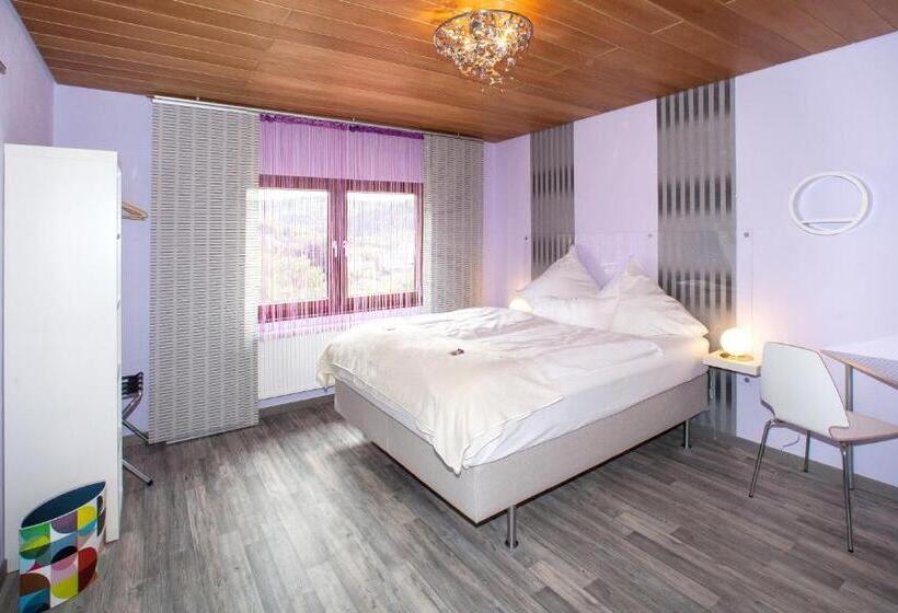 Номер Стандарт, Hinter Den Spiegeln