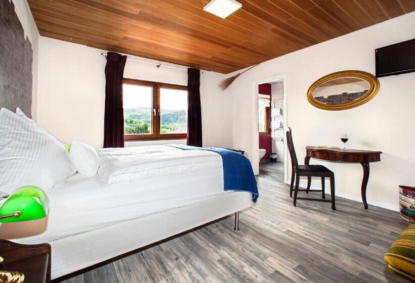 Номер Стандарт, Hinter Den Spiegeln