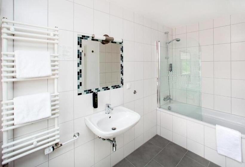 Номер Стандарт, Hinter Den Spiegeln