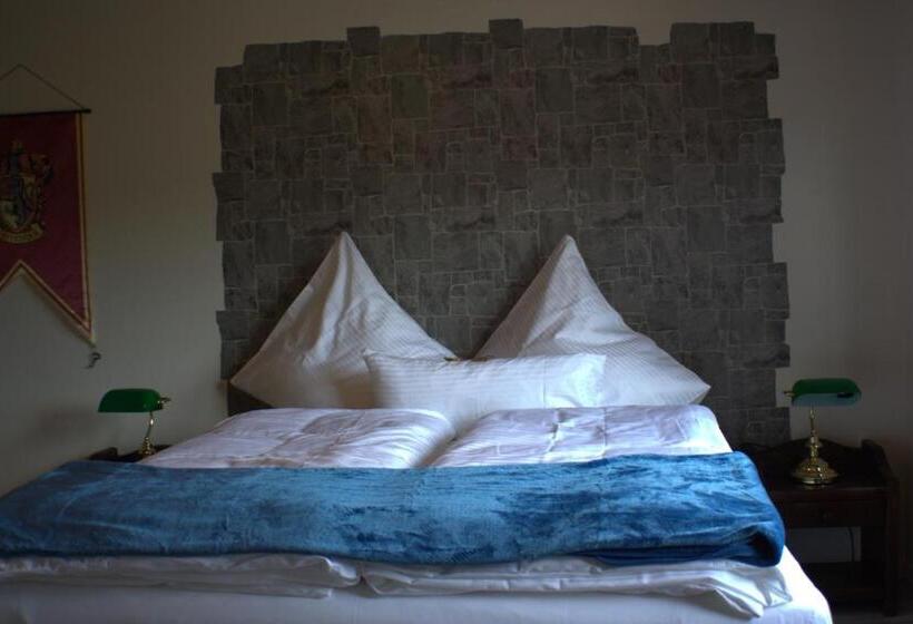 Номер Стандарт, Hinter Den Spiegeln