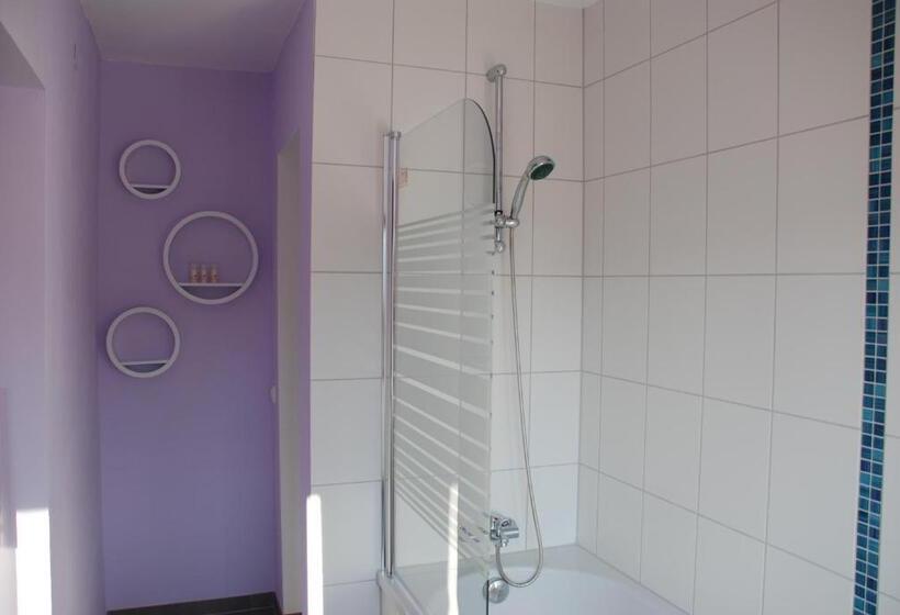 Номер Стандарт, Hinter Den Spiegeln