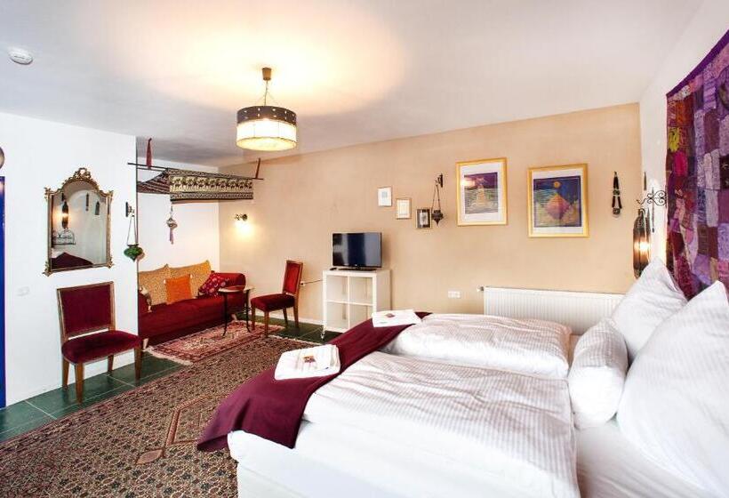 Семейный Номер, Hinter Den Spiegeln