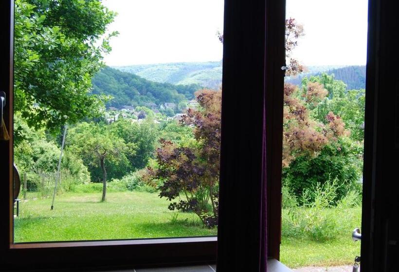 Семейный Номер, Hinter Den Spiegeln