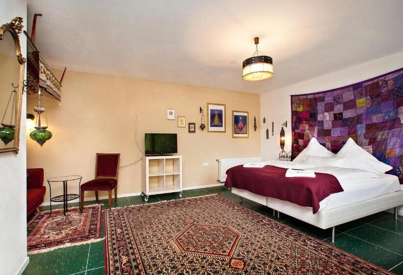 Семейный Номер, Hinter Den Spiegeln