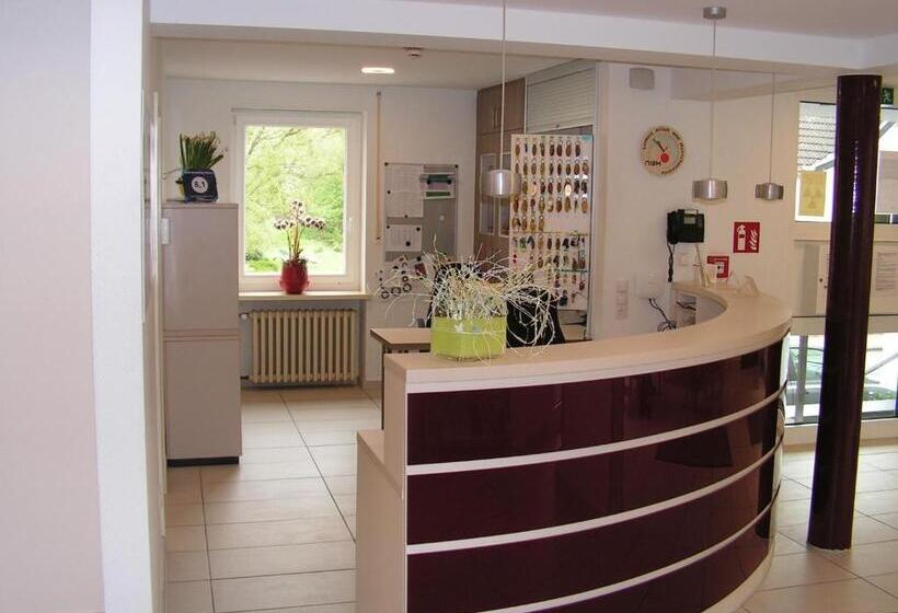 标准单人间, Nell Breuning