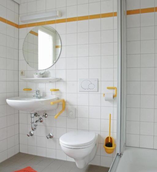 Quarto Estandar Individual, Nell Breuning