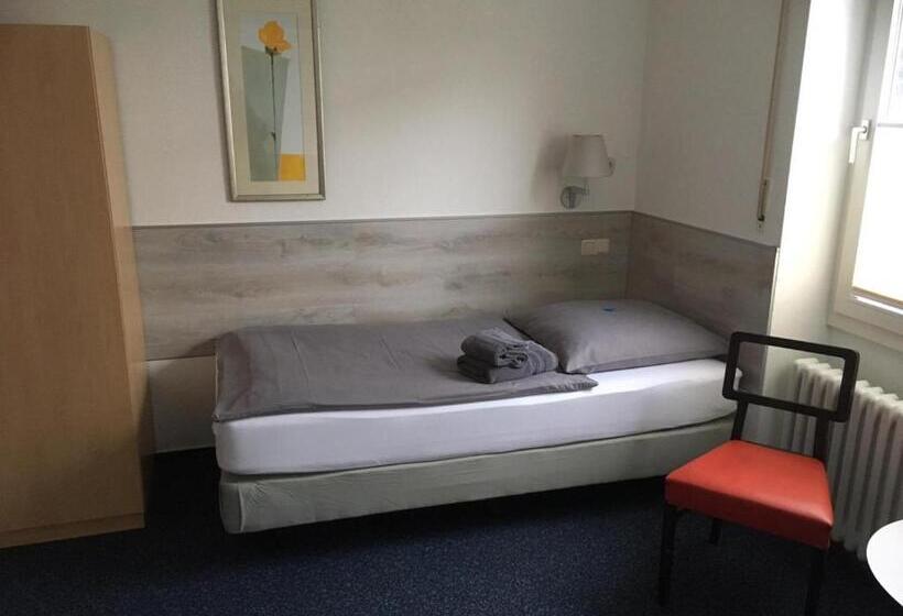 标准间, Nell Breuning