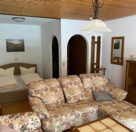 اتاق استاندارد سه تخته با بالکن, Schwarzwaldblick