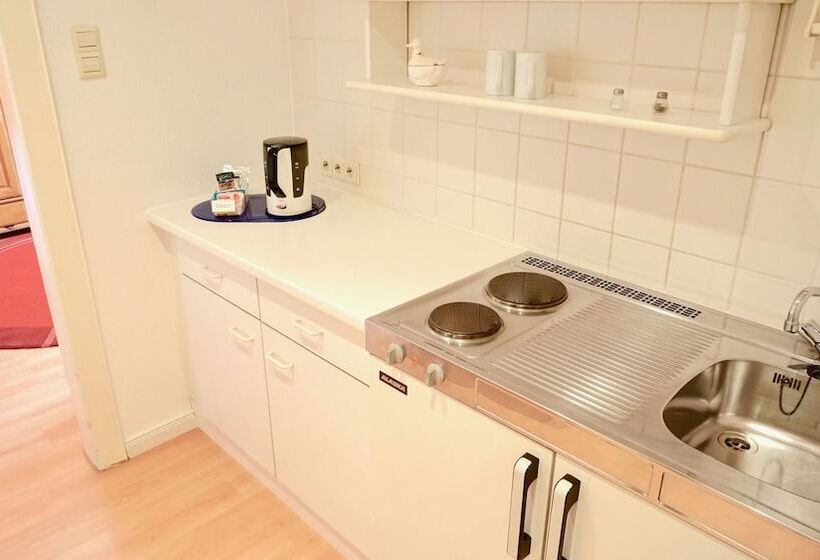 컴포트 룸, Alpha