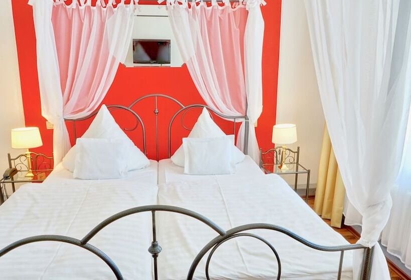 이코노미 룸, Alpha