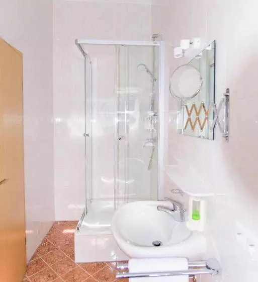 Quarto Estandar Individual, Bohn
