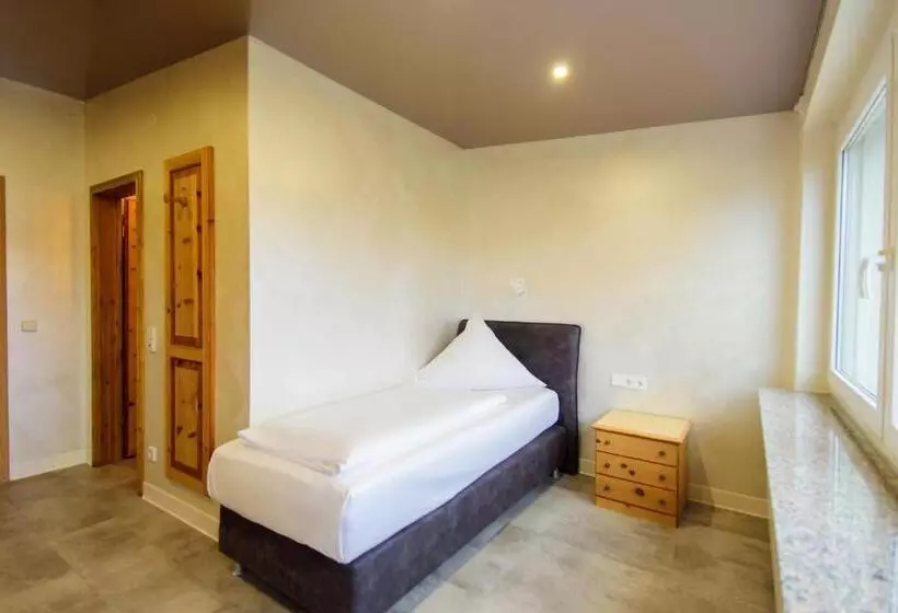 Quarto Estandar Individual, Bohn