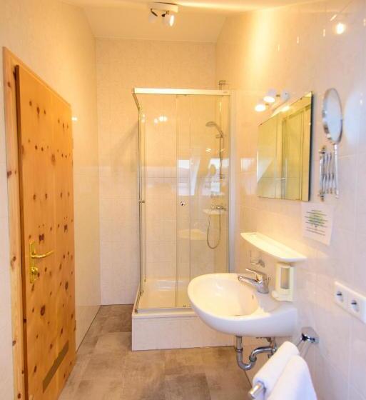 이코노미 룸, Bohn