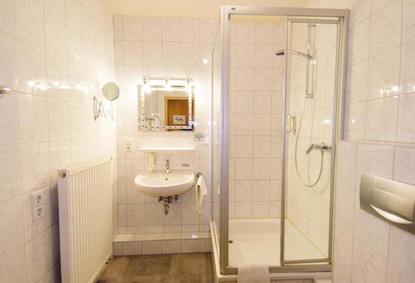 이코노미 룸, Bohn