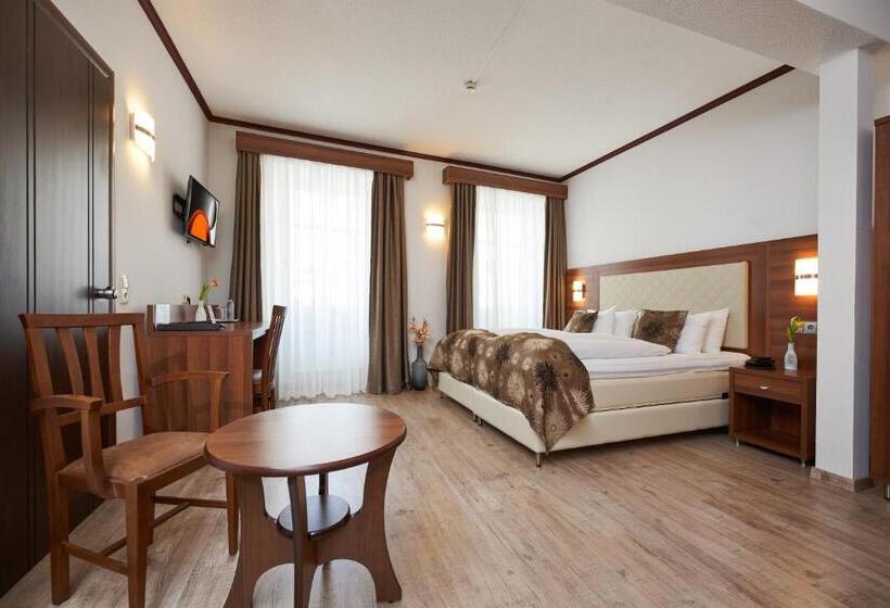 חדר סטנדרט לשלושה, Meyerhof