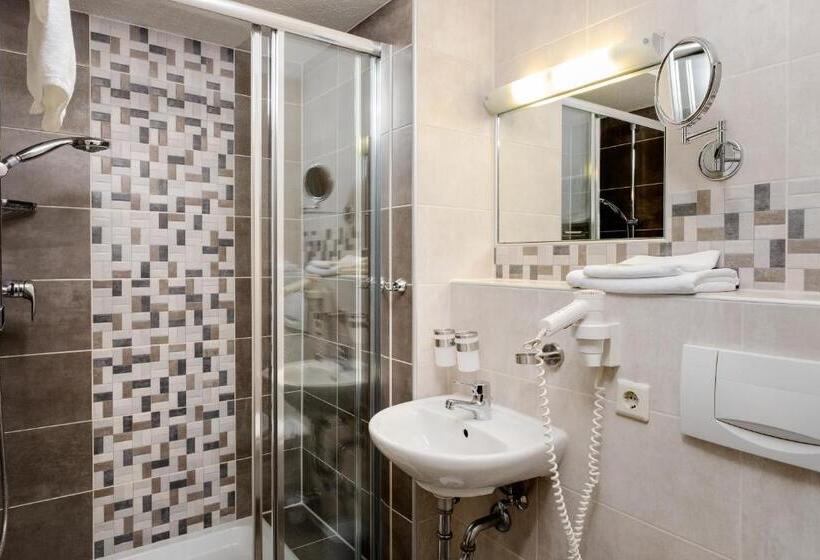 חדר סטנדרט לשלושה, Meyerhof