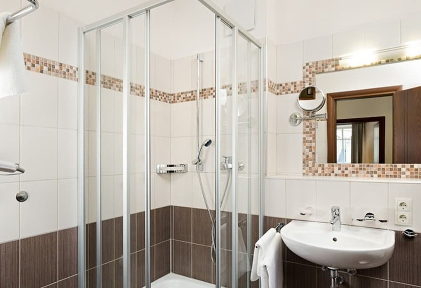 חדר סטנדרט לשלושה, Meyerhof