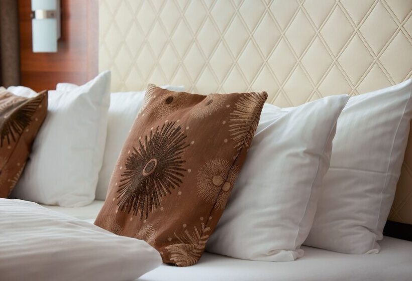 חדר סטנדרט לשלושה, Meyerhof