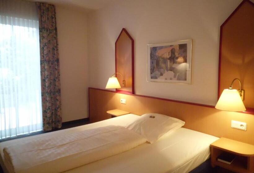 غرفة قياسية, Montana Lauenau