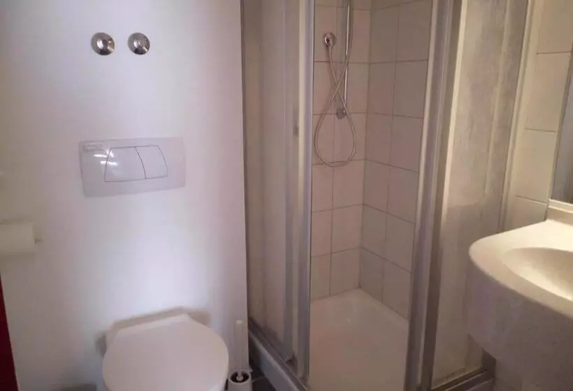 Standard Kolmen Hengen Huone, Montana Lauenau