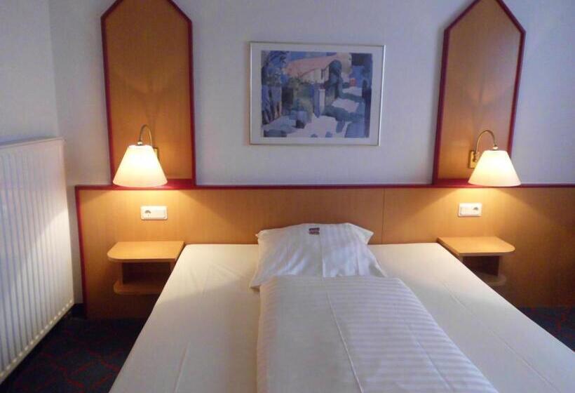 غرفة قياسية ثلاثية, Montana Lauenau