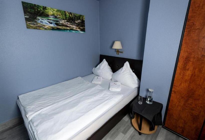 スタンダードトリプルルーム, Stern