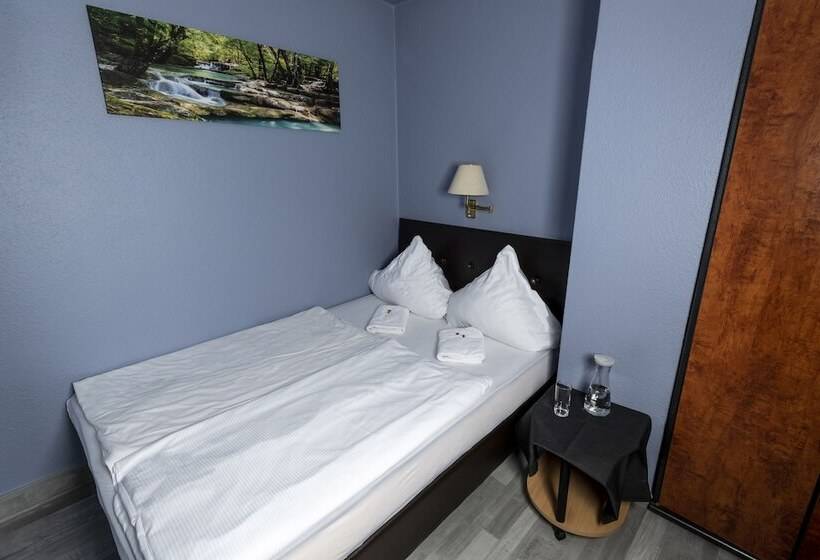 スタンダードトリプルルーム, Stern