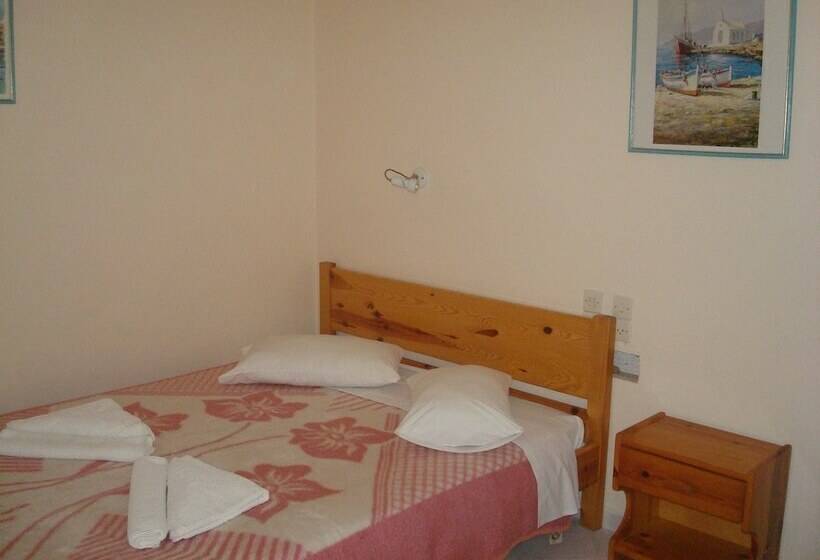 شقة غرفة واحدة, Polyxenis Rooms