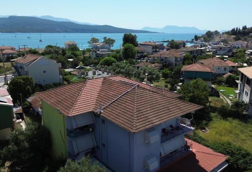 スタンダードスタジオ, Polyxenis Rooms