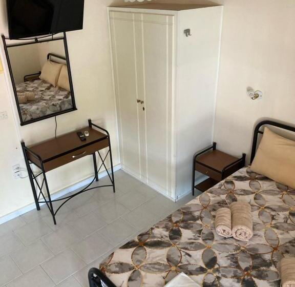 スタンダードスタジオ, Polyxenis Rooms