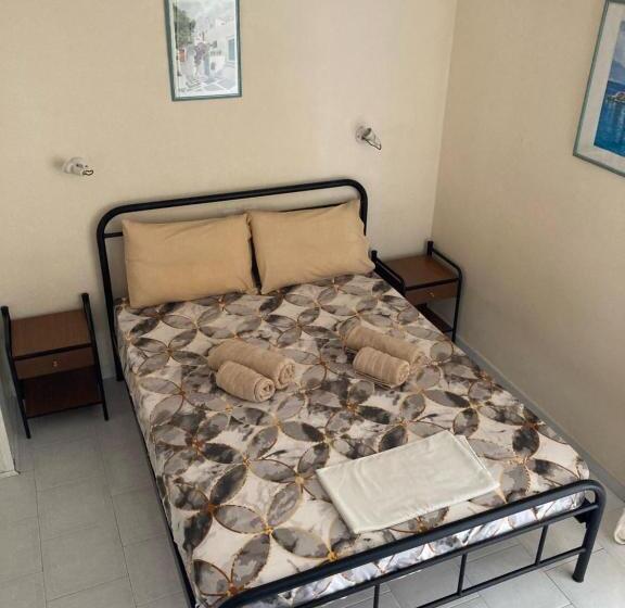 スタンダードスタジオ, Polyxenis Rooms