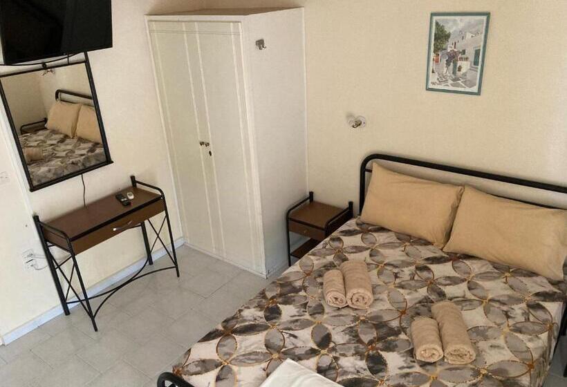 スタンダードスタジオ, Polyxenis Rooms