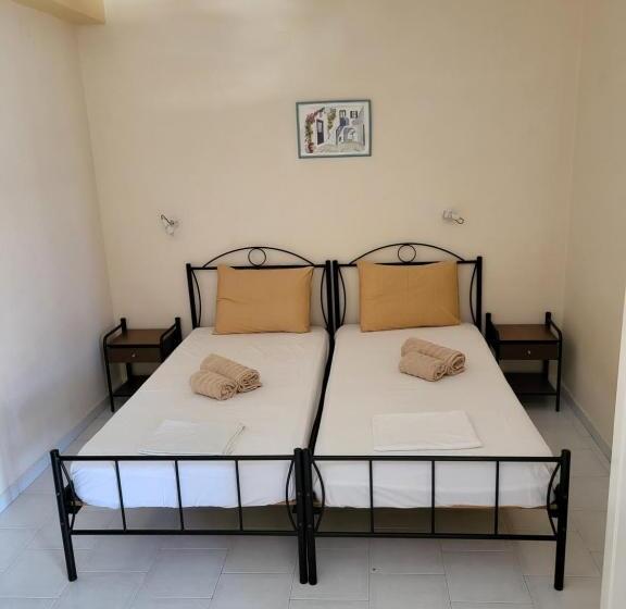 スタンダードスタジオ, Polyxenis Rooms