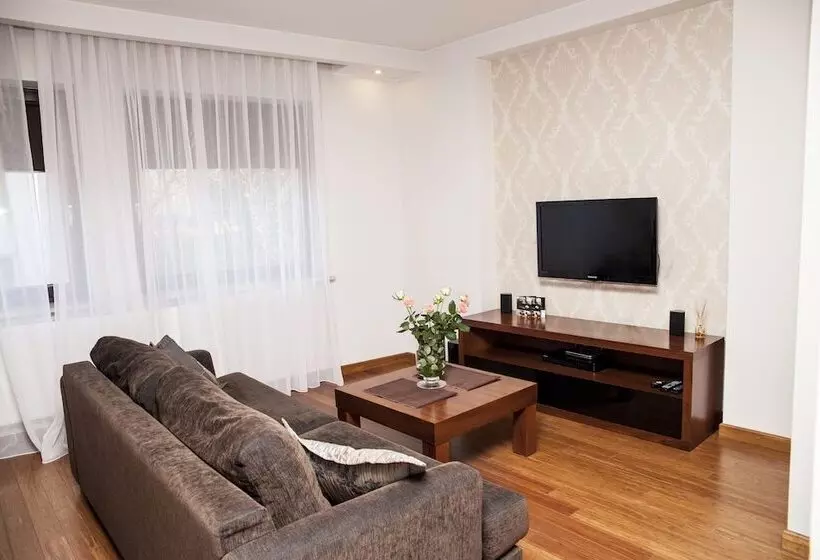 Perhehuoneisto, Art Residence Apartments