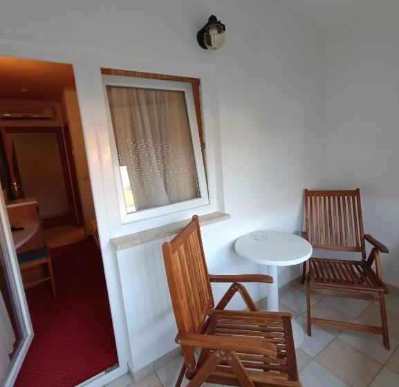 Quarto Triplo Estandar com Sacada, Holiday