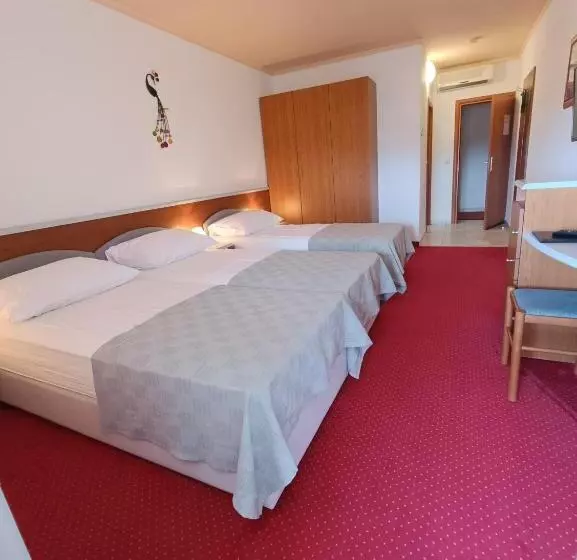 اتاق استاندارد سه تخته با بالکن, Holiday