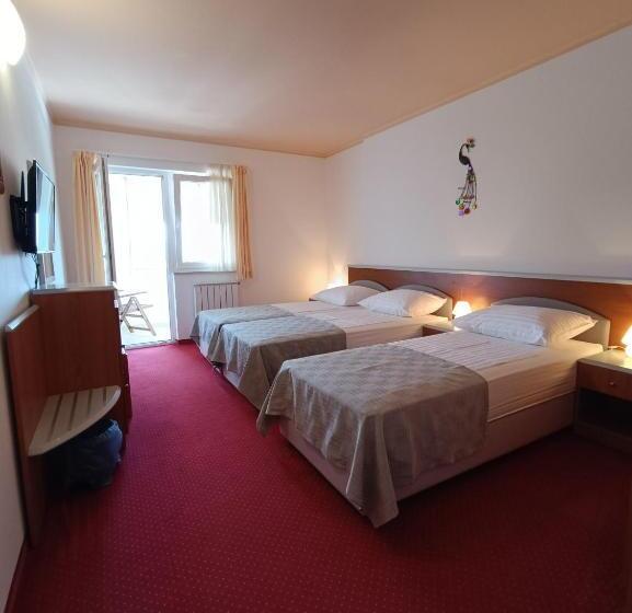 Quarto Triplo Estandar com Sacada, Holiday