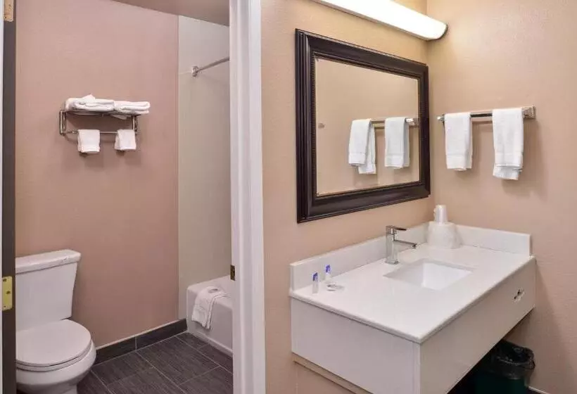 キングサイズベッドのスタンダードルーム, Americas Best Value Inn & Suites Madera