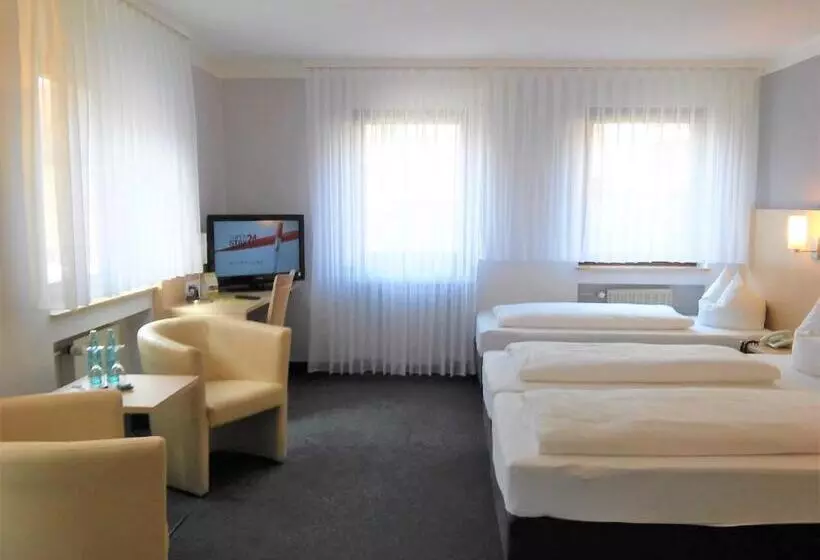 Standard Kolmen Hengen Huone, Brehm
