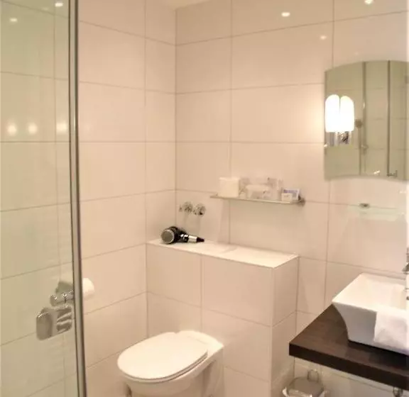 Standard Kolmen Hengen Huone, Brehm