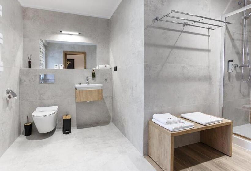 Номер Deluxe, Gromada łomża