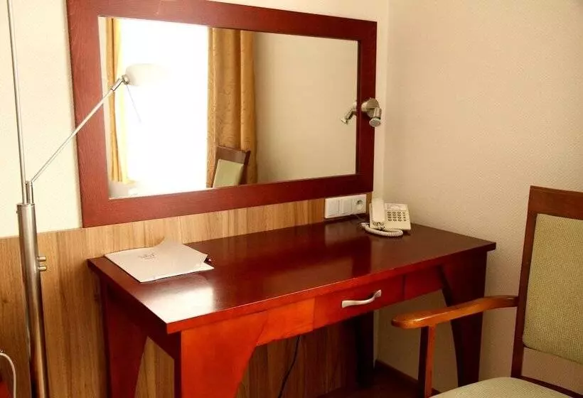 Pokój Deluxe, Nest
