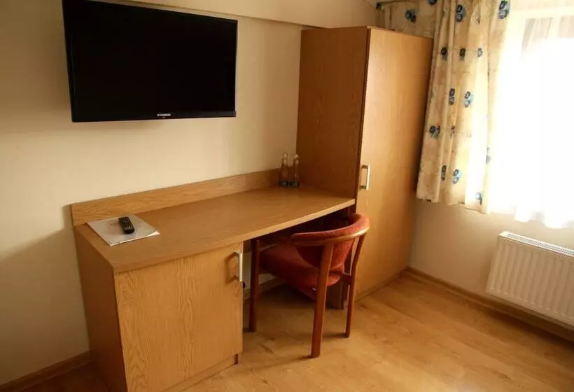 Studio Standard, Nest