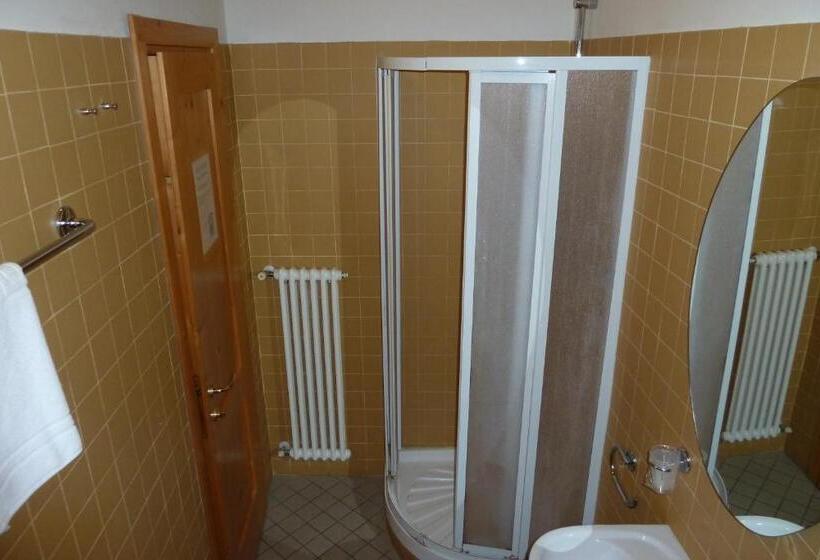 اتاق استاندارد سه نفره, Tre Ceri