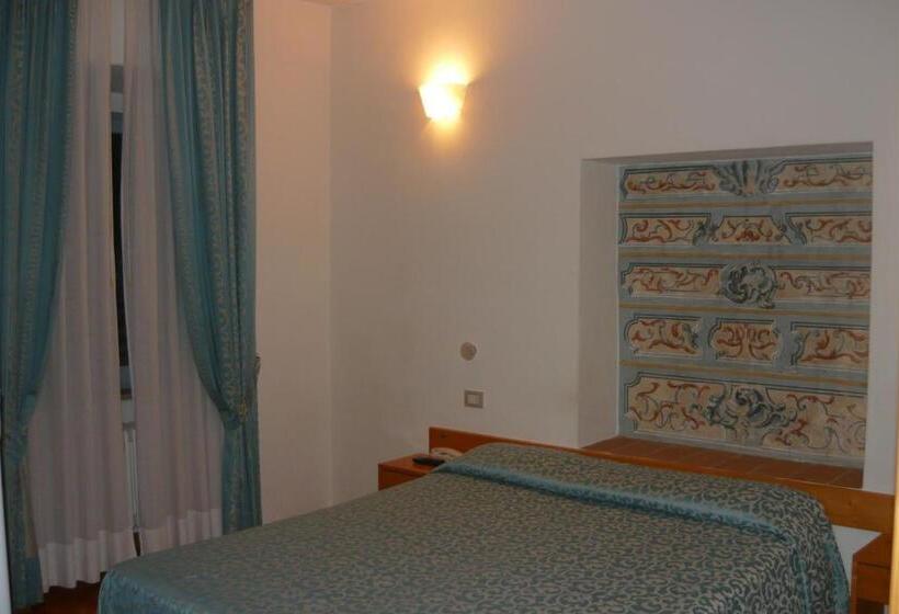 اتاق استاندارد سه نفره, Tre Ceri